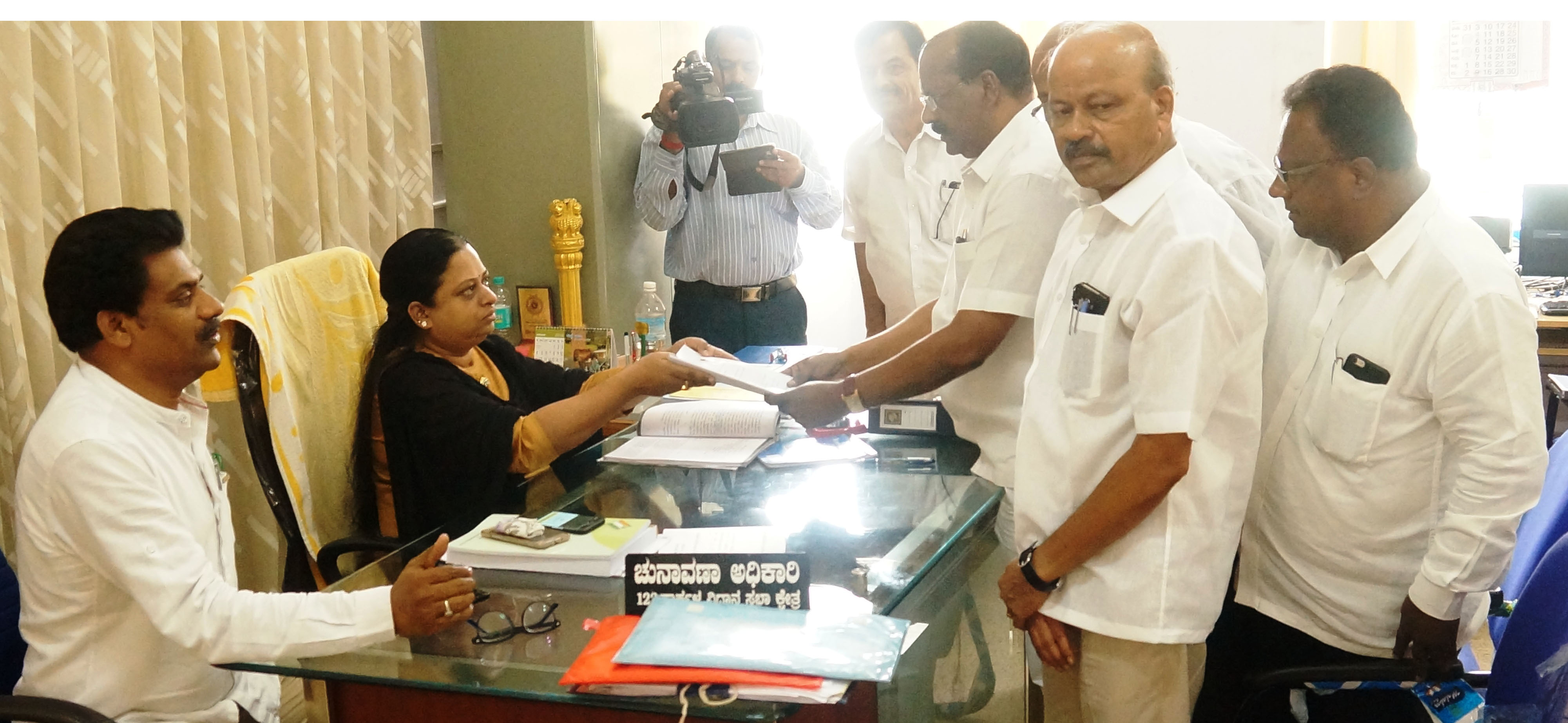 ಕಾರ್ಕಳ : ಕಾಂಗ್ರೆಸ್ ಅಭ್ಯರ್ಥಿಯಾಗಿ ಎಚ್.ಗೋಪಾಲ ಭಂಡಾರಿ ನಾಮಪತ್ರ ಸಲ್ಲಿಕೆ