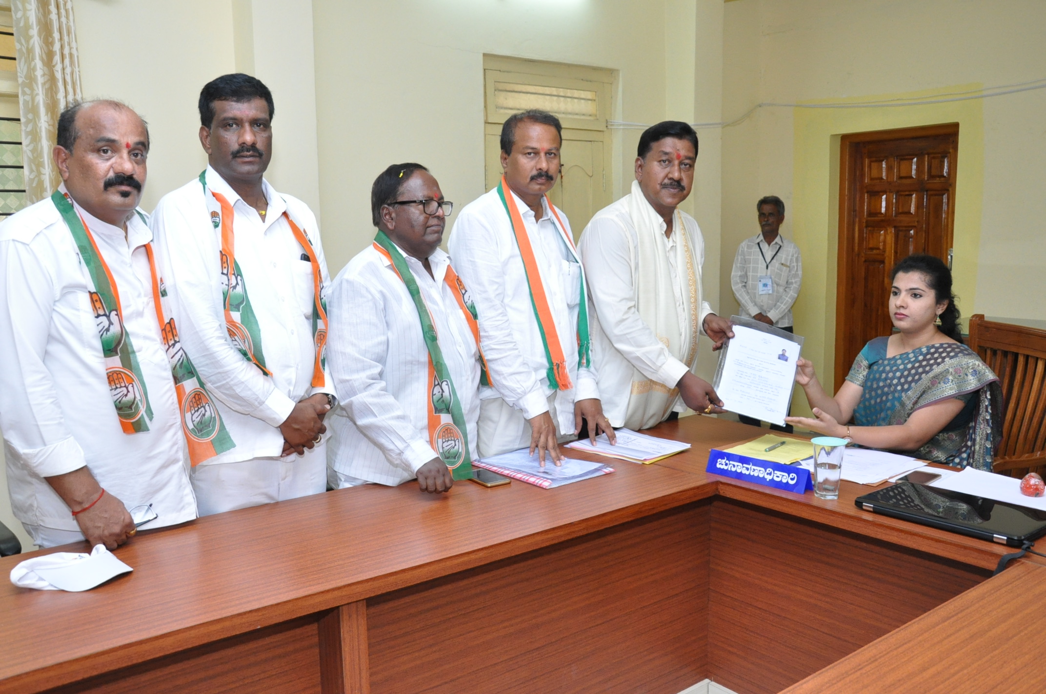 ಕೊಳ್ಳೇಗಾಲ: ಕಾಂಗ್ರೆಸ್ ಅಭ್ಯರ್ಥಿಯಾಗಿ ಮಾಜಿ ಶಾಸಕ ಎ.ಆರ್.ಕೃಷ್ಣಮೂರ್ತಿ ನಾಮಪತ್ರ ಸಲ್ಲಿಕೆ