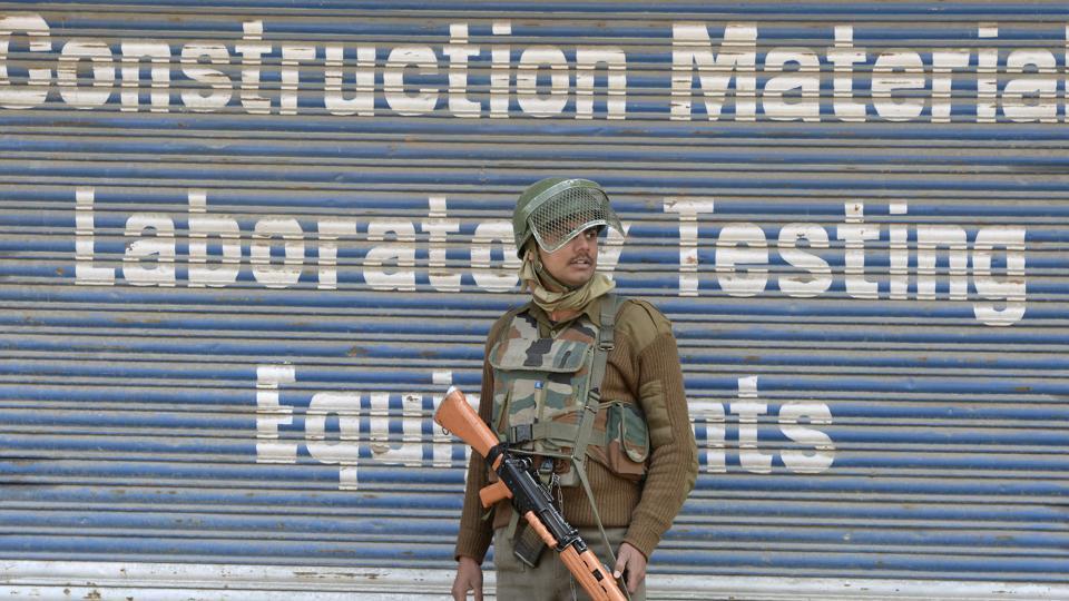 ದಕ್ಷಿಣ ಕಾಶ್ಮೀರದಲ್ಲಿ ಗುಂಡಿನ ಚಕಮಕಿ: ಓರ್ವ ಪೊಲೀಸ್ ಹುತಾತ್ಮ