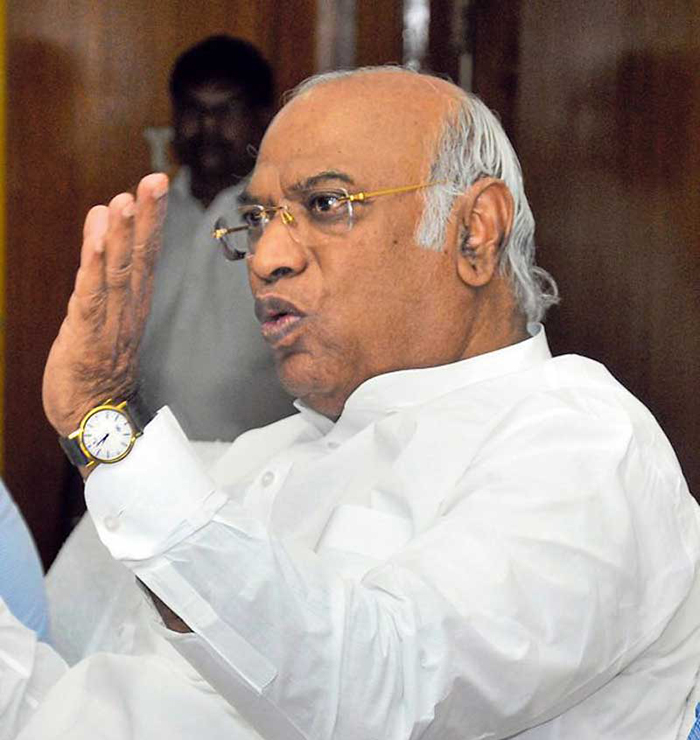 ಸಿ.ಎಂ ಸಿದ್ದರಾಮಯ್ಯ ಎರಡು ಕ್ಷೇತ್ರಗಳಲ್ಲಿ ಸ್ಪರ್ಧಿಸುವುದರಲ್ಲಿ ತಪ್ಪೇನಿಲ್ಲ: ಮಲ್ಲಿಕಾರ್ಜುನ ಖರ್ಗೆ