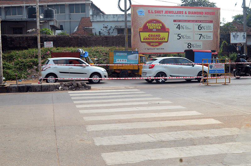 ಕಂಕನಾಡಿ: ಝೀಬ್ರಾ ಕ್ರಾಸ್‌ಗೆ ಮಂಗಳೂರು ಸಿಟಿ ಟ್ರಾಫಿಕ್ ಪೊಲೀಸ್ ಬೇಲಿ!