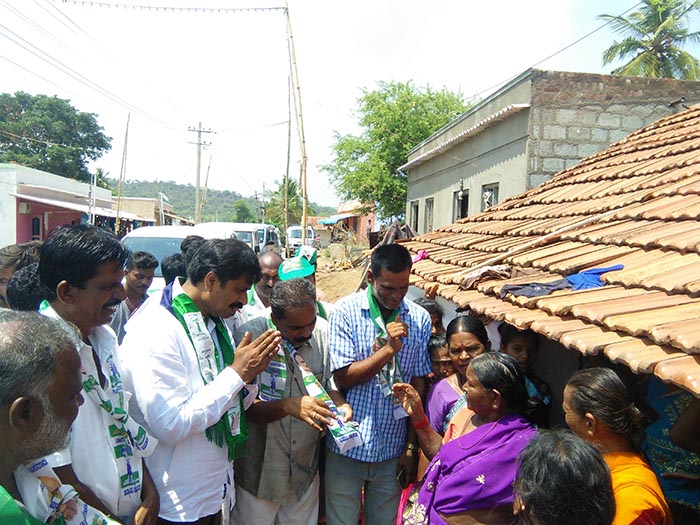 ಹನೂರು: ಜೆಡಿಎಸ್ ಅಭ್ಯರ್ಥಿ ಎಂ.ಆರ್ ಮಂಜುನಾಥ್ ಮತಯಾಚನೆ