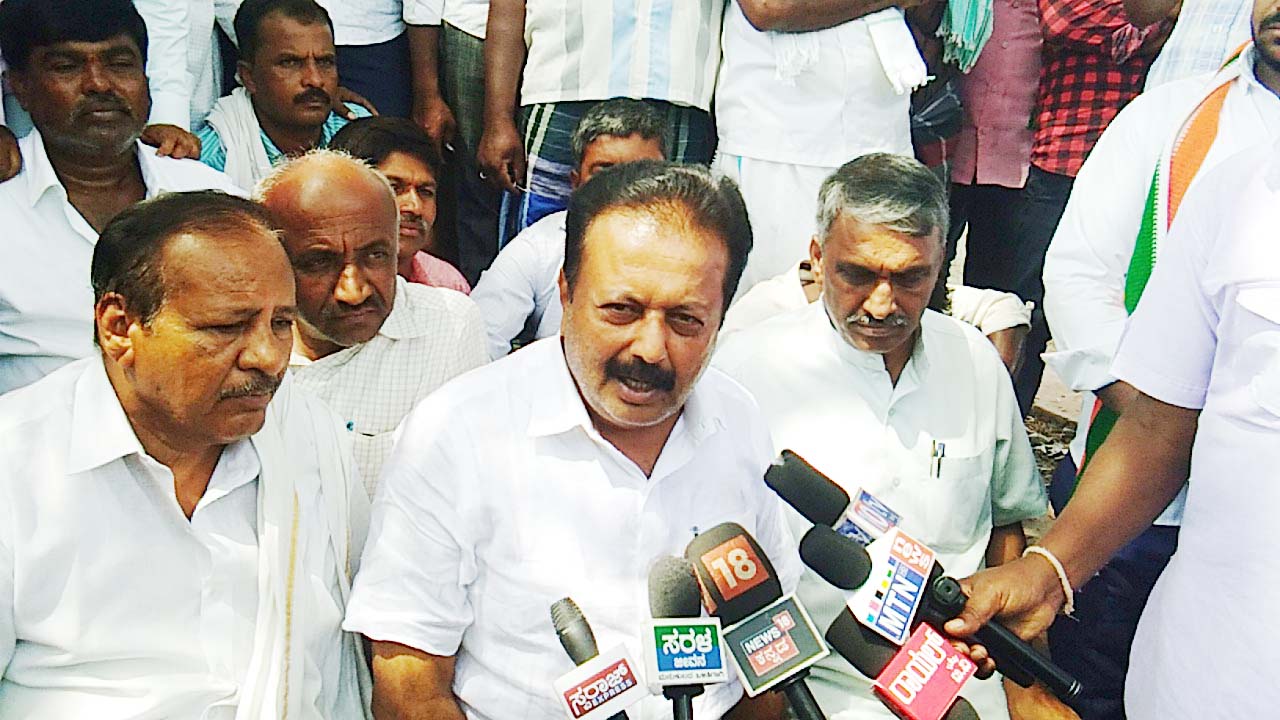 ಐಟಿ ದಾಳಿ ದೇವೇಗೌಡ, ಕುಮಾರಸ್ವಾಮಿಯ ಷಡ್ಯಂತ್ರ: ಚಲುವರಾಯಸ್ವಾಮಿ ಆರೋಪ