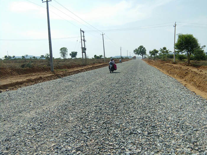 ಹನೂರು: ಪೂರ್ತಿಯಾಗದ ಅಜ್ಜಿಪುರ ಗ್ರಾಮದ ರಸ್ತೆ ಕಾಮಗಾರಿ; ಸ್ಥಳೀಯರ ಆಕ್ರೋಶ