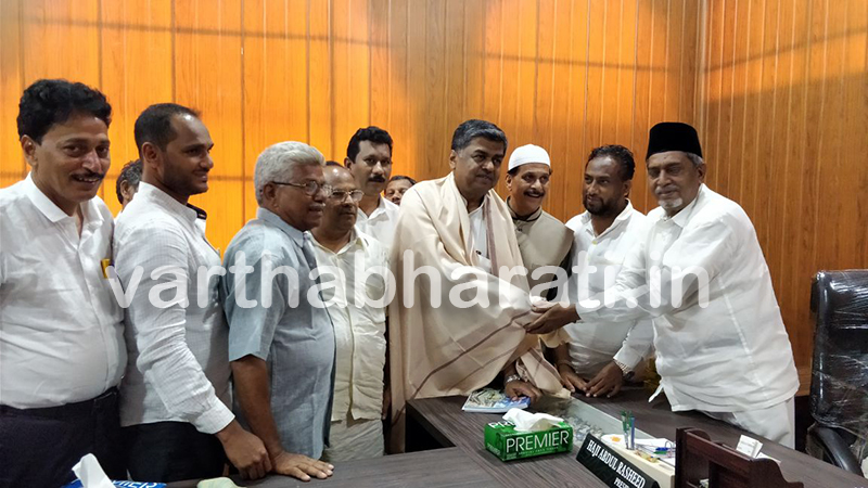 ಉಳ್ಳಾಲ ಸೈಯದ್ ಮದನಿ ದರ್ಗಾಕ್ಕೆ ಎಐಸಿಸಿ ಪ್ರಧಾನ ಕಾರ್ಯದರ್ಶಿ ಬಿ.ಕೆ.ಹರಿಪ್ರಸಾದ್ ಭೇಟಿ