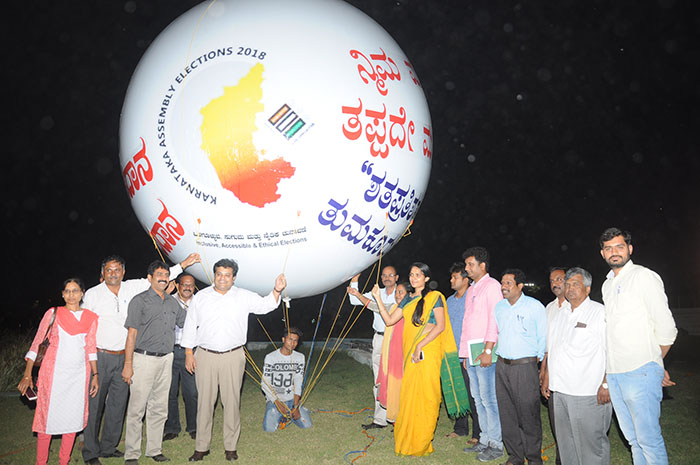 ತುಮಕೂರು: ಬಲೂನ್ ಹಾಗೂ ಗೀತೆಗಳ ಮೂಲಕ ಮತದಾನದ ಜಾಗೃತಿ ಕಾರ್ಯಕ್ರಮ