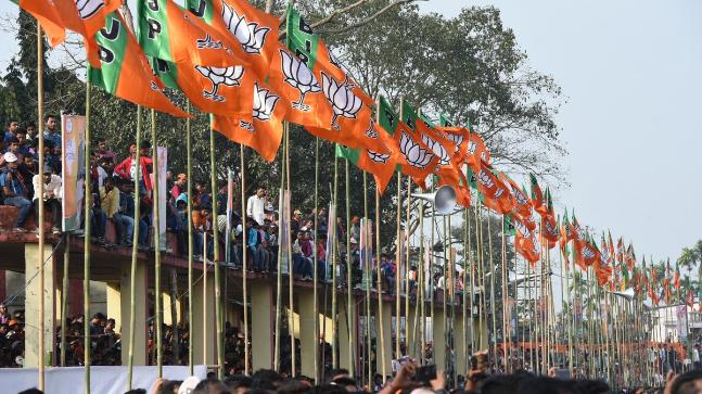 ಬಿಜೆಪಿ ಸ್ಥಾಪನಾ ದಿನದ ಪೋಸ್ಟರ್ ಗಳಲ್ಲಿ ಮಹಾಜನ್, ಮುಂಢೆ ನಾಪತ್ತೆ: ಆಕ್ರೋಶಿತ ಕಾರ್ಯಕರ್ತರಿಂದ ಪ್ರತಿಭಟನೆ