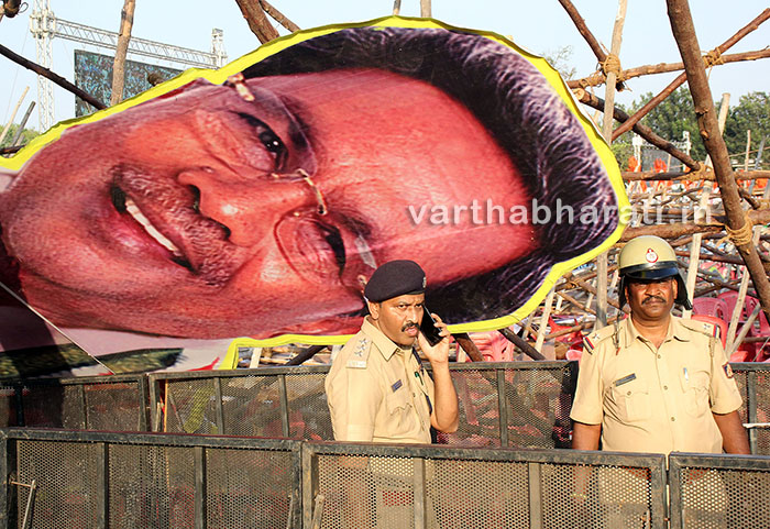 ಏಕಾಏಕಿ ಉರುಳಿ ಬಿದ್ದ ಜನಾಶೀರ್ವಾದ ಸಮಾರೋಪ ಸಮಾವೇಶದ ಬೃಹತ್ ಕಟೌಟ್