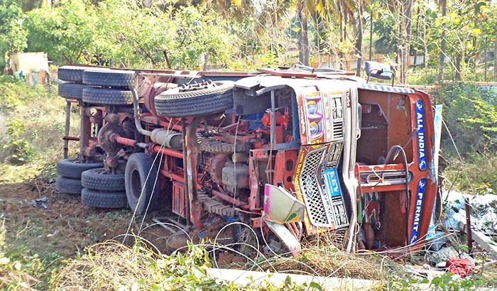 ಗುಂಡ್ಲುಪೇಟೆ: ವಿದ್ಯುತ್ ಕಂಬಕ್ಕೆ ಢಿಕ್ಕಿ ಹೊಡೆದು ಉರುಳಿ ಬಿದ್ದ ಲಾರಿ