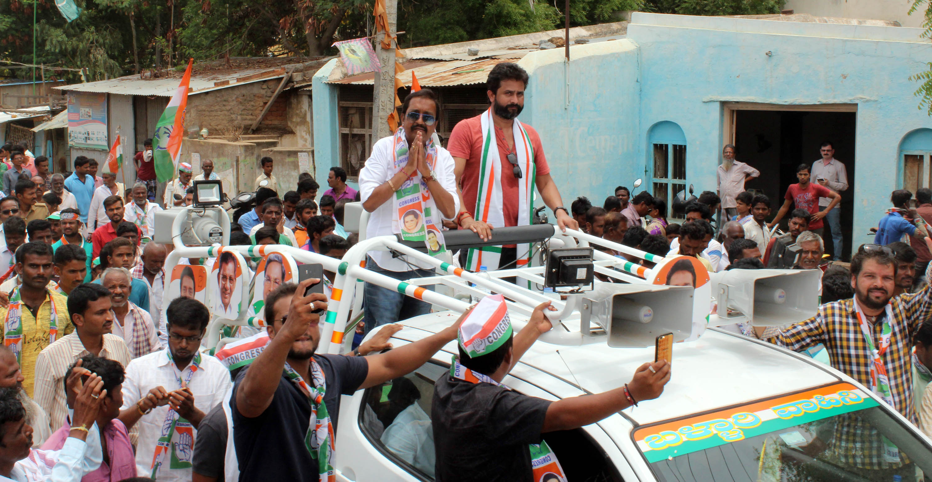 ಹರಪನಹಳ್ಳಿ: ಕಾಂಗ್ರೆಸ್ ಅಭ್ಯರ್ಥಿ ಪರ ನಟ ಶ್ರೀನಗರ ಕಿಟ್ಟಿ ರೋಡ್ ಶೋ