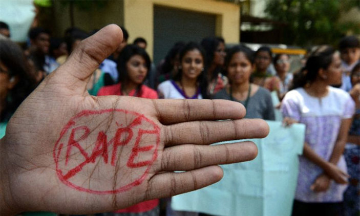 ನ್ಯಾಯ ಸಿಗದಿದ್ದರೆ ಬೆಂಕಿ ಹಚ್ಚಿ ಸಾಯುತ್ತೇನೆಂದ ಮಹಿಳೆ