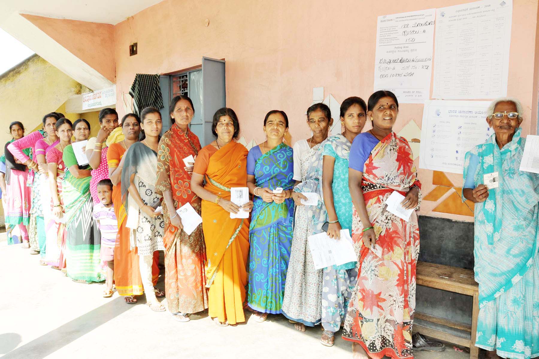 ಮಂಡ್ಯದಲ್ಲಿ ಶೇ.78 ರಷ್ಟು ಮತದಾನ: ಅಲ್ಲಲ್ಲಿ ಲಘು ಲಾಠಿ ಪ್ರಹಾರ, ಮತಯಂತ್ರದಲ್ಲಿ ದೋಷ