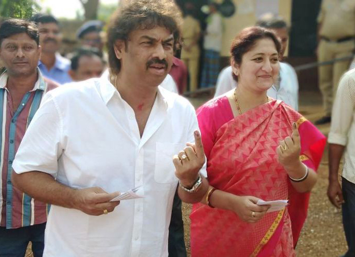 ಸೊರಬ: ಶಾಸಕ ಮಧುಬಂಗಾರಪ್ಪ, ಕುಮಾರ್ ಬಂಗಾರಪ್ಪ ಮತಚಲಾವಣೆ