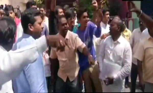 ಹಂಪಿನಗರ ಮತದಾನ ಕೇಂದ್ರದ ಹೊರಗೆ ಕಾಂಗ್ರೆಸ್ - ಬಿಜೆಪಿ ಕಾರ್ಯಕರ್ತರ ಘರ್ಷಣೆ