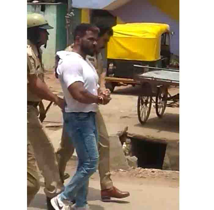 ದಾವಣಗೆರೆ: ಮತ ಚೀಟಿಗಳ ಪ್ರಿಂಟ್ ತೆಗೆದುಕೊಡುತ್ತಿದ್ದವನ ಮೇಲೆ ಹಲ್ಲೆ; ಪಾಲಿಕೆ ಸದಸ್ಯನ ಬಂಧನ