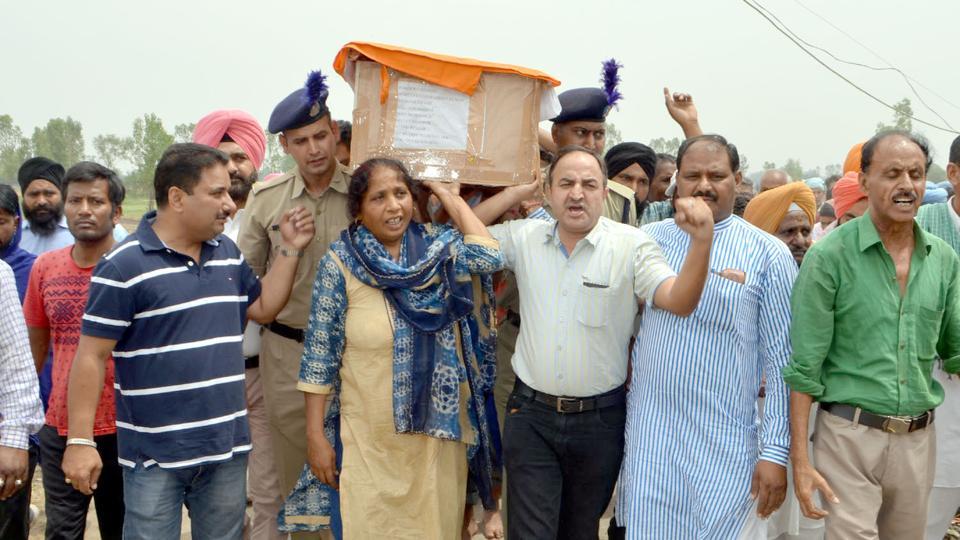 ತಾಯಂದಿರ ದಿನದಂದು ತನ್ನ ಹುತಾತ್ಮ ಪುತ್ರನ ಶವಪೆಟ್ಟಿಗೆಗೆ ಹೆಗಲು ಕೊಟ್ಟ ತಾಯಿ