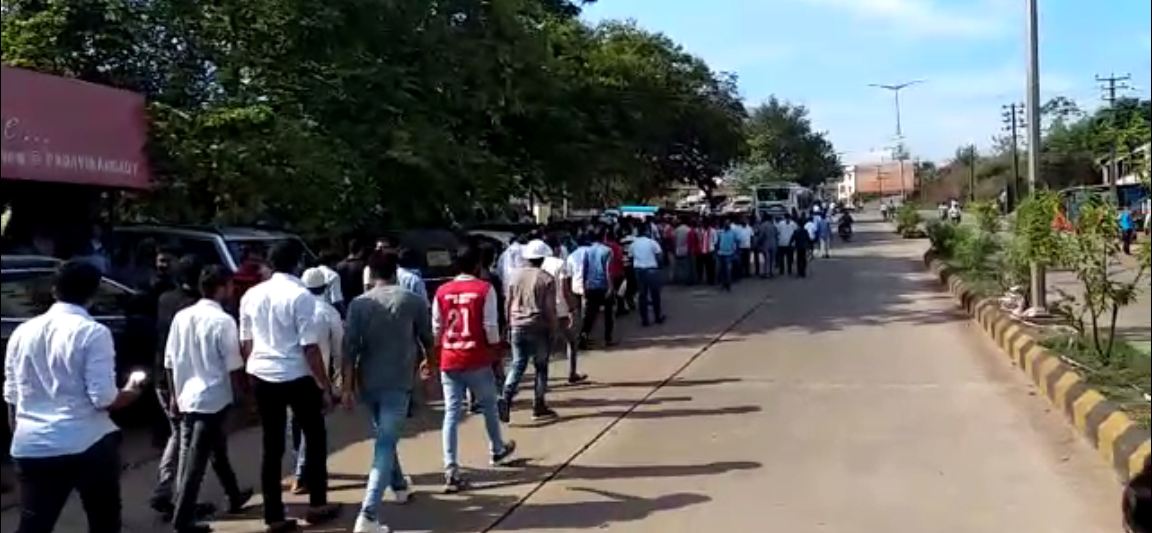 ಮತ ಎಣಿಕೆ ಕೇಂದ್ರದ ಬಳಿ ಘೋಷಣೆ: ಕಾರ್ಯಕರ್ತರನ್ನು ಚದುರಿಸಿದ ಪೊಲೀಸರು