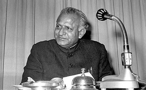 ಕರ್ನಾಟಕವನ್ನೇ ಪ್ರಯೋಗಶಾಲೆಯನ್ನಾಗಿಸಿಕೊಂಡ ಅರಸು ಕರ್ನಾಟಕವನ್ನೇ ಪ್ರಯೋಗಶಾಲೆಯನ್ನಾಗಿಸಿಕೊಂಡ ಅರಸು