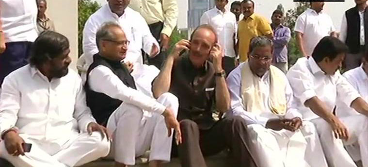 ವಿಧಾನಸೌಧದ ಗಾಂಧಿಪ್ರತಿಮೆ ಬಳಿ ಕಾಂಗ್ರೆಸ್ ನಾಯಕರ ಪ್ರತಿಭಟನೆ