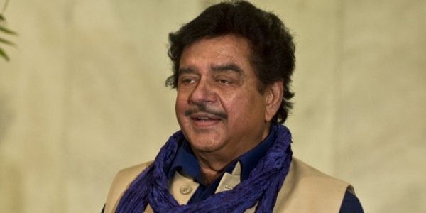 ಕರ್ನಾಟಕದಲ್ಲಿ ಬಹುಮತವಿಲ್ಲದೆ ಸರಕಾರ ರಚನೆ: ಬಿಜೆಪಿಗೆ ಶತ್ರುಘ್ನ ಸಿನ್ಹಾ ತರಾಟೆ