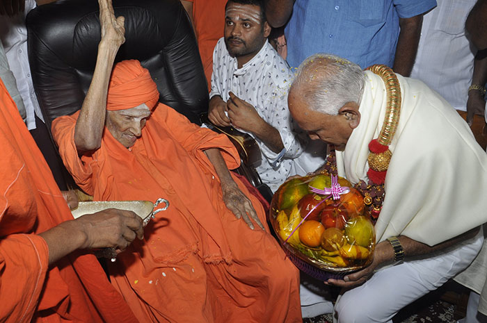 ತುಮಕೂರು: ಮುಖ್ಯಮಂತ್ರಿ ಬಿ.ಎಸ್.ವೈ ಸಿದ್ದಗಂಗಾ ಮಠಕ್ಕೆ ಭೇಟಿ