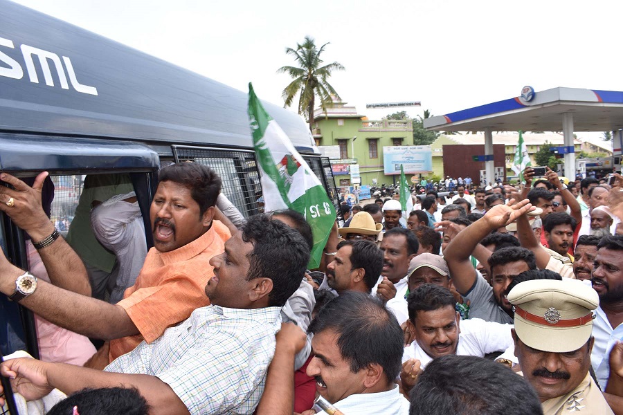 ಮಂಡ್ಯ: ರಾಜ್ಯಪಾಲರ ನಡೆ ಖಂಡಿಸಿ ಜೆಡಿಎಸ್-ಕಾಂಗ್ರೆಸ್ ಪ್ರತಿಭಟನೆ