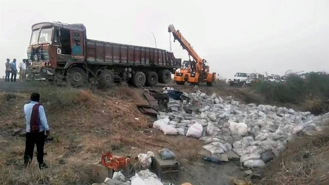 ಉರುಳಿ ಬಿದ್ದ ಸಿಮೆಂಟ್ ಟ್ರಕ್: 19 ಮಂದಿ ಬಲಿ