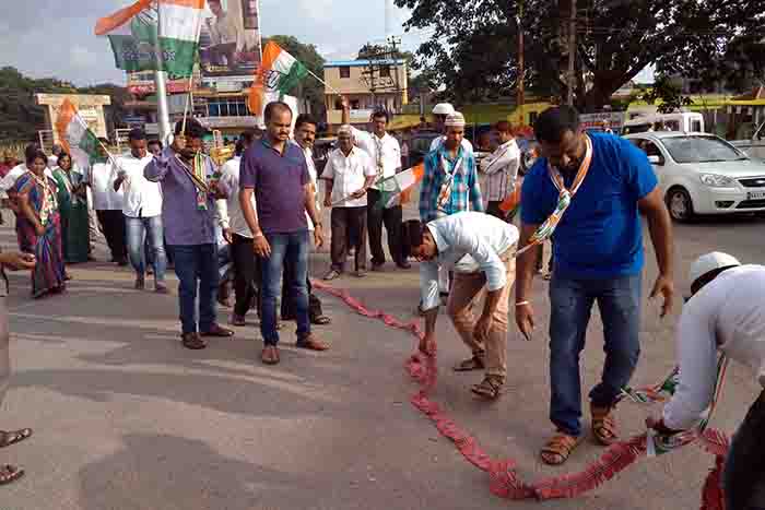 ಚಿಕ್ಕಮಗಳೂರು: ಕಾಂಗ್ರೆಸ್ ಕಾರ್ಯಕರ್ತರಿಂದ ಪಟಾಕಿ ಸಿಡಿಸಿ ವಿಜಯೋತ್ಸವ