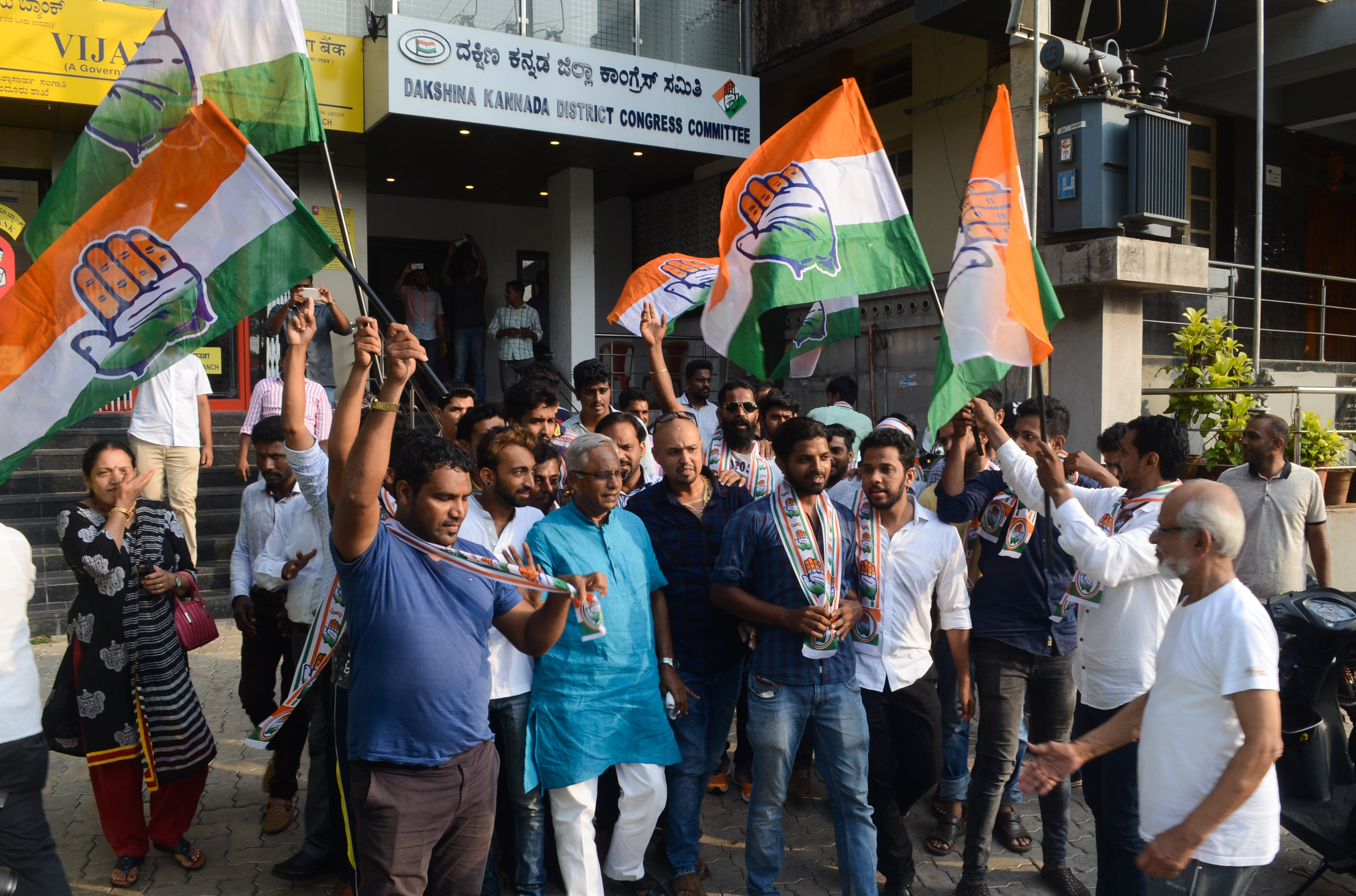 ಸಿಎಂ ಹುದ್ದೆಗೆ ಯಡಿಯೂರಪ್ಪ ರಾಜೀನಾಮೆ: ಸಿಹಿ ಹಂಚಿ ಕಾಂಗ್ರೆಸ್, ಜೆಡಿಎಸ್ ಸಂಭ್ರಮಾಚರಣೆ