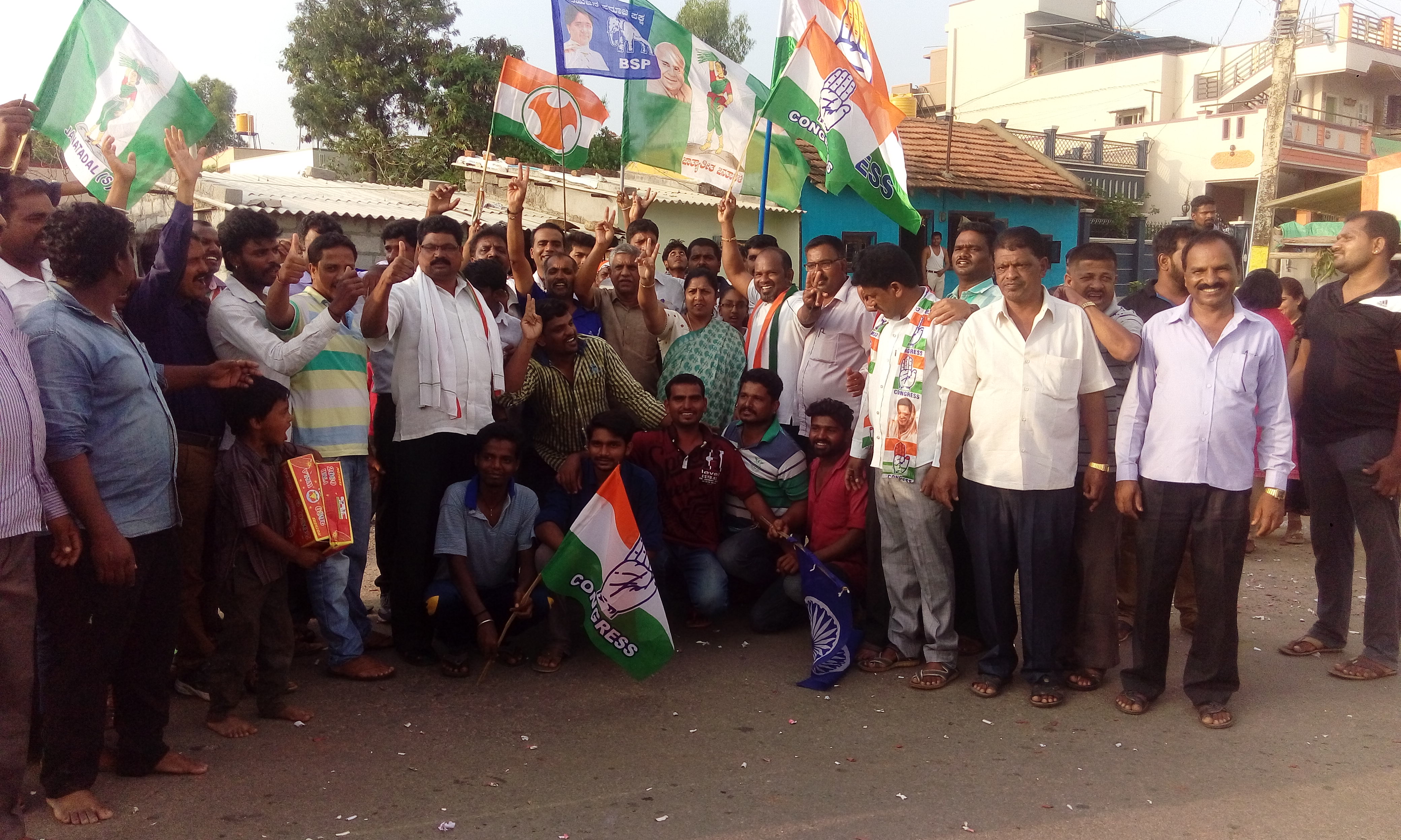 ಚಿಕ್ಕಮಗಳೂರು: ವಿಶ್ವಾಸ ಮತಯಾಚಿಸದೆ ಸಿಎಂ ರಾಜಿನಾಮೆ; ವಿವಿಧೆಡೆ ಸಂಭ್ರಮಾಚರಣೆ