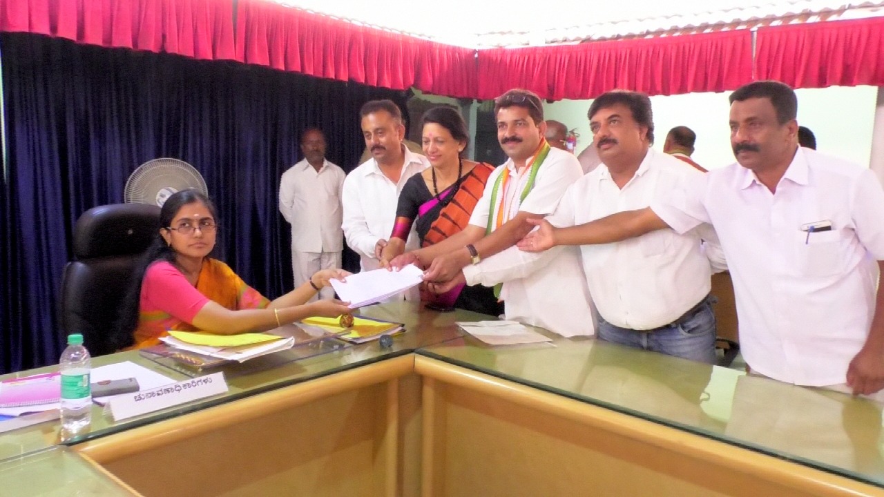 ಮಡಿಕೇರಿ: ನೈರುತ್ಯ ಶಿಕ್ಷಕರ ಕ್ಷೇತ್ರದ ಕಾಂಗ್ರೆಸ್ ಅಭ್ಯರ್ಥಿ ಕೆ.ಕೆ.ಮಂಜುನಾಥ್ ನಾಮಪತ್ರ ಸಲ್ಲಿಕೆ