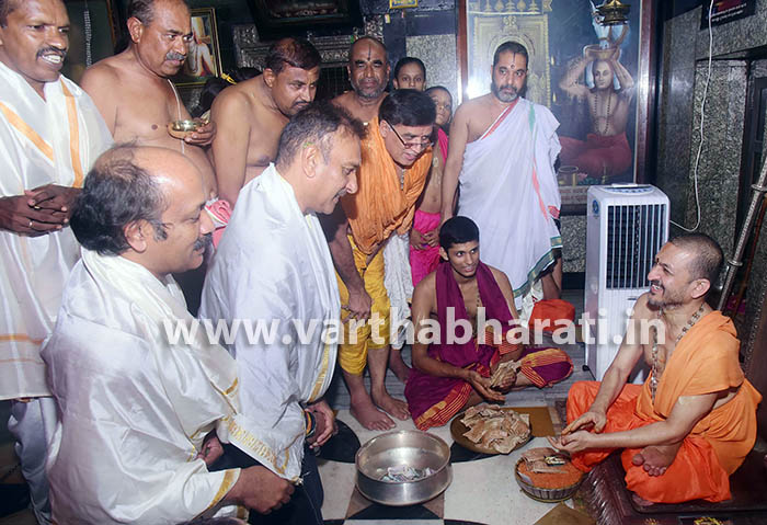 ಉಡುಪಿ ಶ್ರೀಕೃಷ್ಣ ಮಠಕ್ಕೆ ಭೇಟಿ ನೀಡಿದ ಭಾರತ ಕ್ರಿಕೆಟ್ ತಂಡದ ಕೋಚ್ ರವಿಶಾಸ್ತ್ರಿ