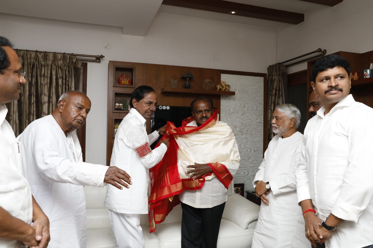 ದೇವೇಗೌಡ ನಿವಾಸಕ್ಕೆ ತೆಲಂಗಾಣ ಸಿಎಂ ಕೆ.ಚಂದ್ರಶೇಖರ್ ರಾವ್ ಭೇಟಿ