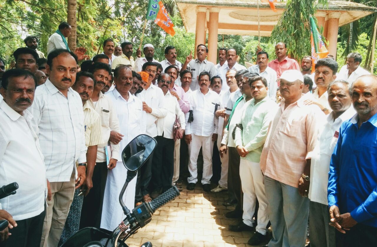 ಶಿಕಾರಿಪುರ: ಜೆಡಿಎಸ್-ಕಾಂಗ್ರೆಸ್ ಮೈತ್ರಿ ಸರ್ಕಾರದ ವಿರುದ್ಧ ಬಿಜೆಪಿ ಪ್ರತಿಭಟನೆ