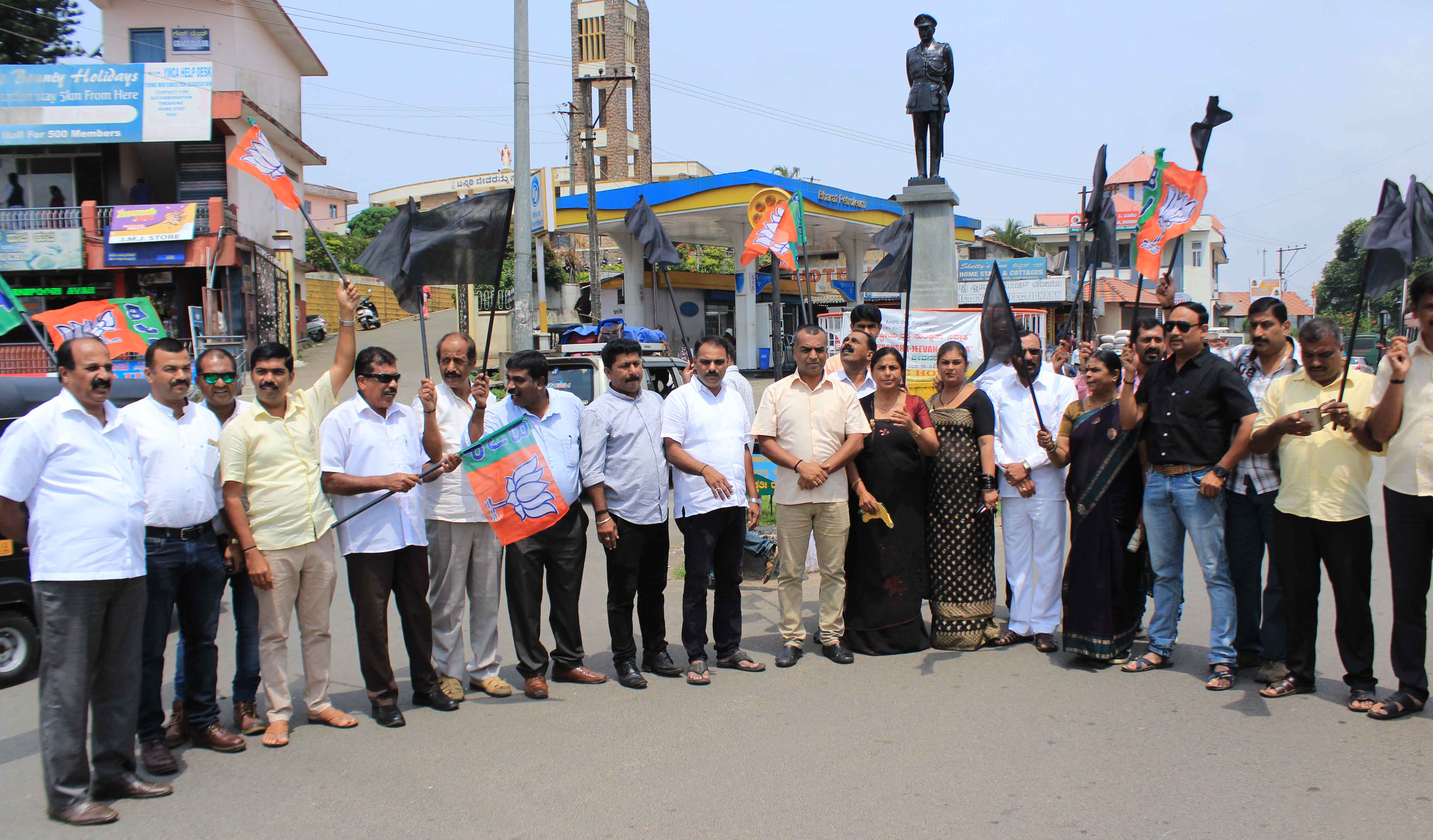 ಮಡಿಕೇರಿ: ಜೆಡಿಎಸ್-ಕಾಂಗ್ರೆಸ್ ಮೈತ್ರಿ ಸರ್ಕಾರ ವಿರೋಧಿಸಿ ಬಿಜೆಪಿ ಪ್ರತಿಭಟನೆ