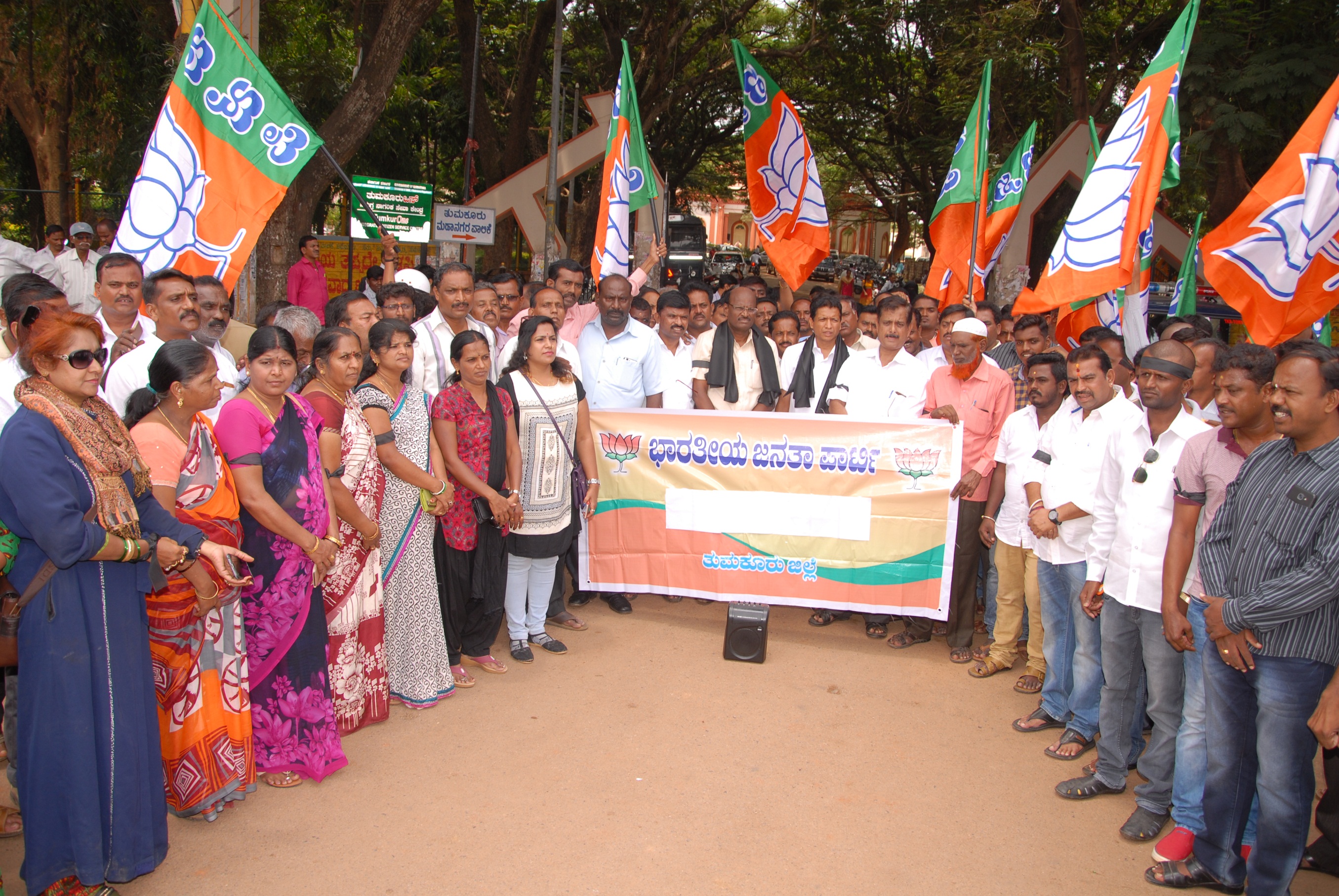 ತುಮಕೂರು: ಜೆಡಿಎಸ್-ಕಾಂಗ್ರೆಸ್ ಮೈತ್ರಿ ಸರಕಾರ ವಿರೋಧಿಸಿ ಬಿಜೆಪಿಯಿಂದ ಕರಾಳ ದಿನ ಆಚರಣೆ