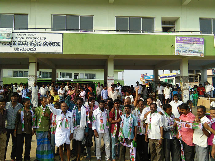 ಮುಖ್ಯಮಂತ್ರಿಯಾಗಿ ಕುಮಾರಸ್ವಾಮಿ ಅಧಿಕಾರ ಸ್ವೀಕಾರ: ಹನೂರಿನಲ್ಲಿ ಸಂಭ್ರಮಾಚರಣೆ