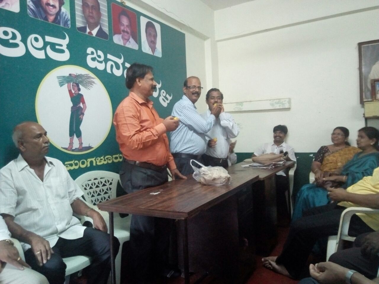 ದ.ಕ. ಜಿಲ್ಲಾ ಜೆಡಿಎಸ್ ಕಚೇರಿಯಲ್ಲಿ ಸಿಹಿ ಹಂಚಿ ಸಂಭ್ರಮಾಚರಣೆ