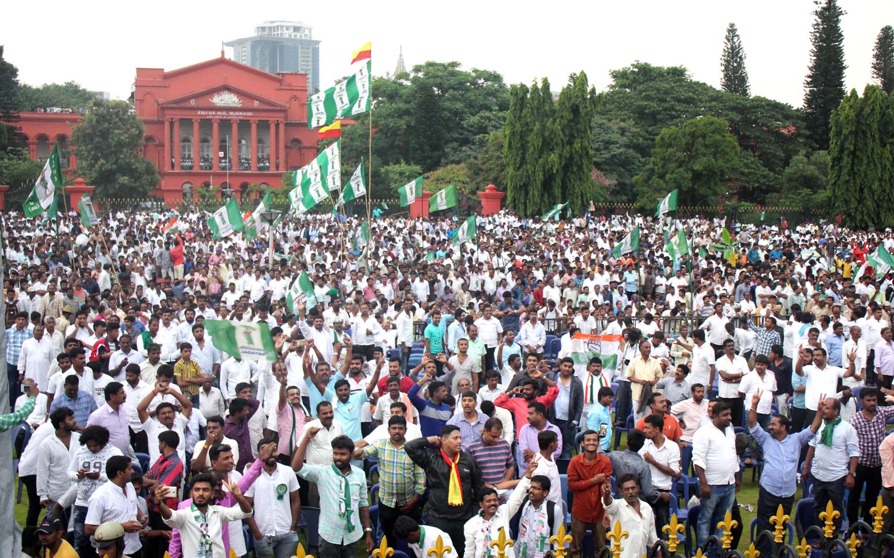 ಪ್ರಮಾಣ ವಚನ ಸ್ವೀಕಾರ ಸಮಾರಂಭ: ಸಂಭ್ರಮದಲ್ಲಿ ಮಿಂದೆದ್ದ ಸಾವಿರಾರು ಜನ