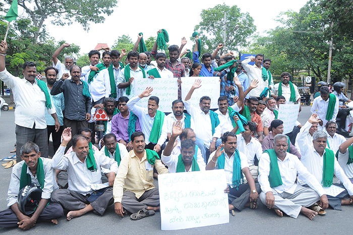 ಮೈಸೂರು: ತಮಿಳುನಾಡು ರೈತರ ಮೇಲಿನ ಗೋಲಿಬಾರ್ ಖಂಡಿಸಿ ಪ್ರತಿಭಟನೆ