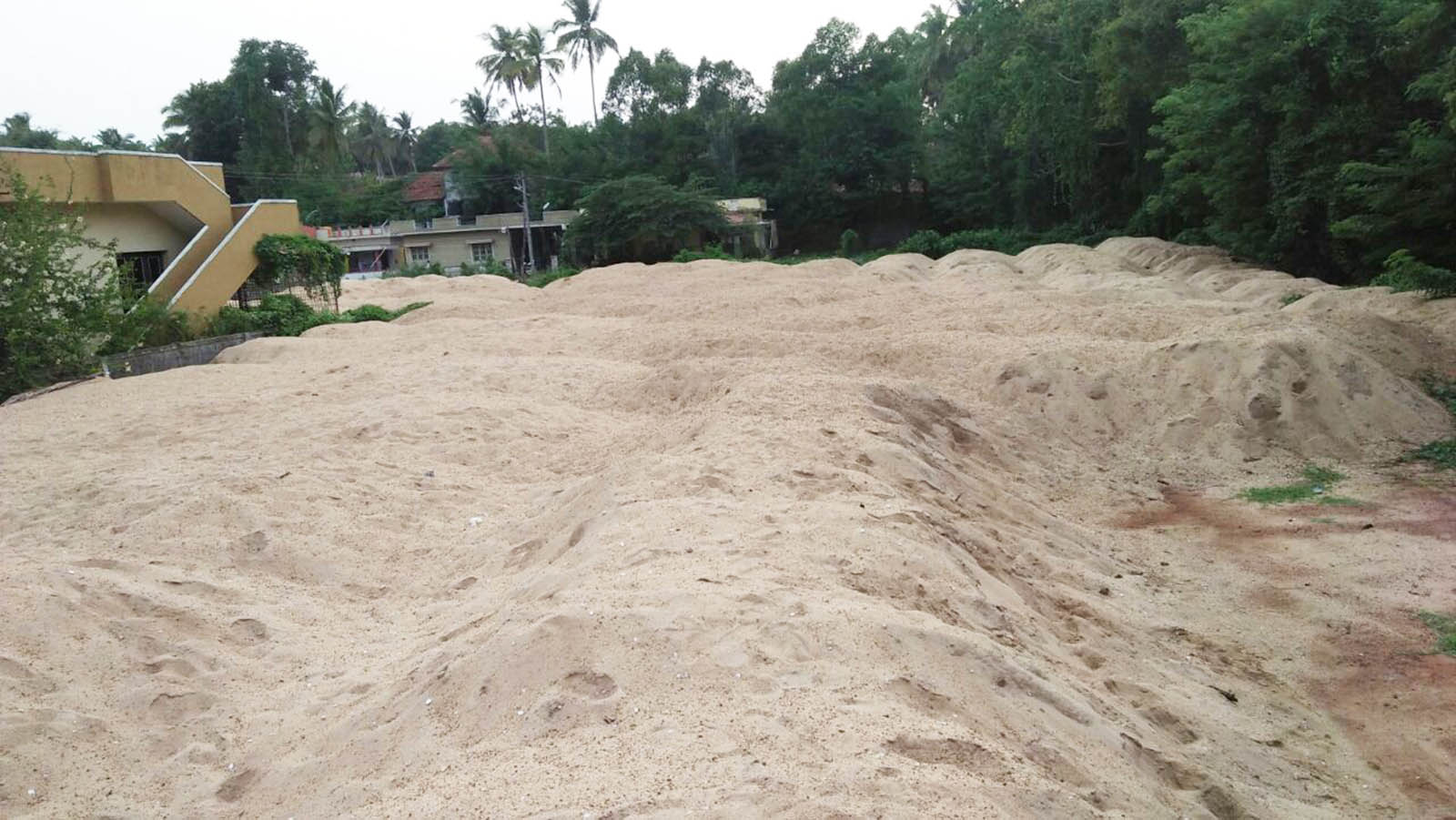 ಕಲ್ಯಾಣಪುರ ಬಳಿ 180 ಟನ್‌ಗೂ ಅಧಿಕ ಮರಳು ದಾಸ್ತಾನು ಪತ್ತೆ; ಎಸಿ ನೇತೃತ್ವದಲ್ಲಿ ದಾಳಿ, ಸಮಗ್ರ ತನಿಖೆ