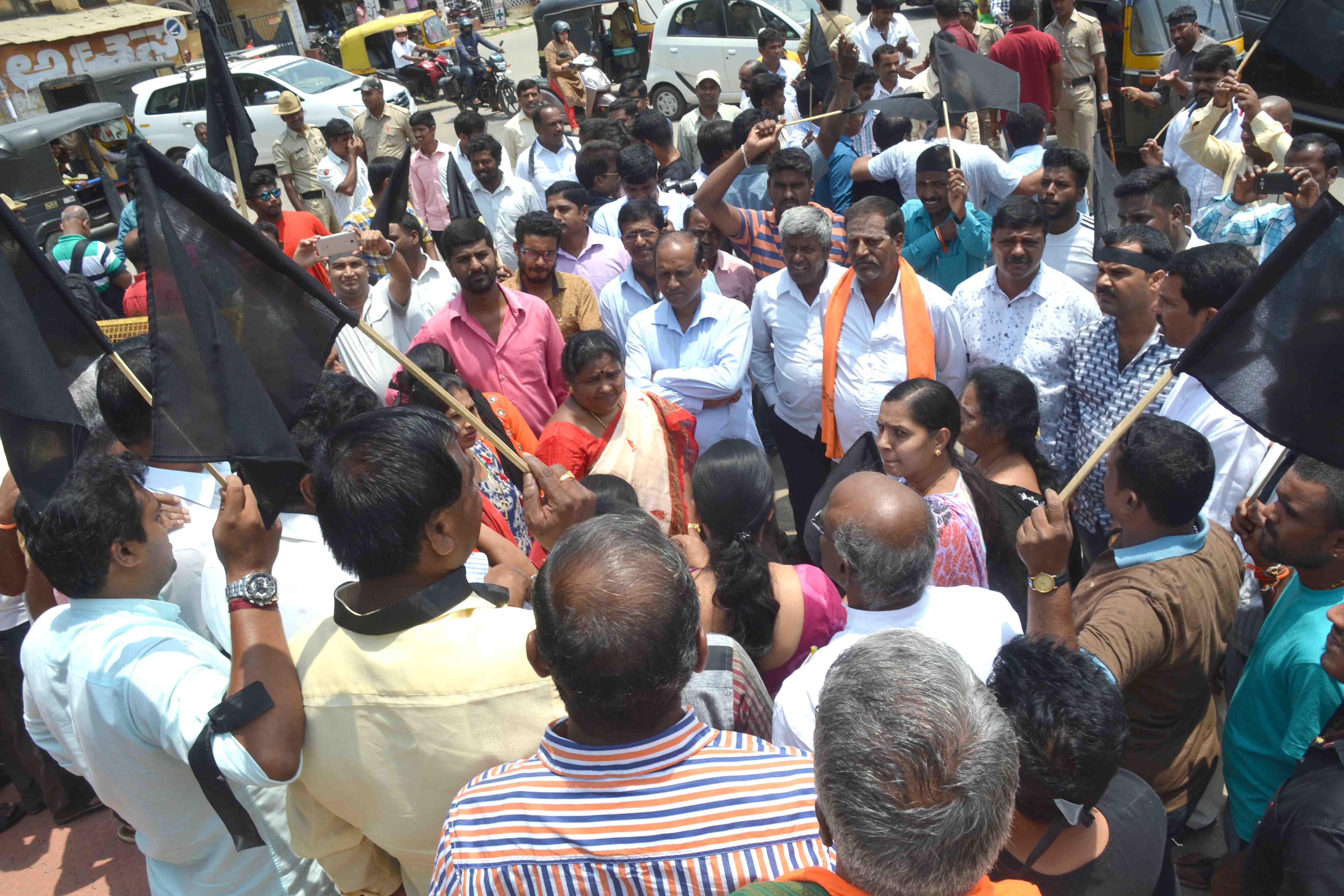 ಚಿಕ್ಕಮಗಳೂರು: ಕಾಂಗ್ರೆಸ್-ಜೆಡಿಎಸ್ ಮೈತ್ರಿ ಸರ್ಕಾರದ ವಿರುದ್ಧ ಬಿಜೆಪಿಯಿಂದ ಜನಮತ ವಿರೋಧಿ ದಿನಾಚರಣೆ