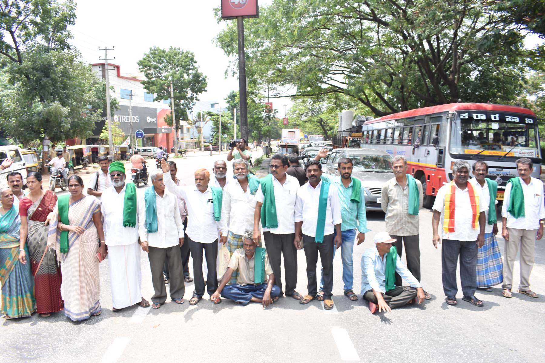 ಮಂಡ್ಯ: ತಮಿಳುನಾಡು ಗೋಲಿಬಾರ್ ಖಂಡಿಸಿ ರೈತರಿಂದ ರಸ್ತೆತಡೆ