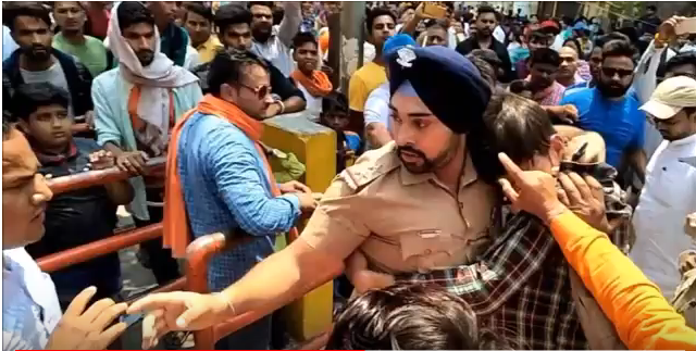 ಸಂಘಪರಿವಾರದ ಕಾರ್ಯಕರ್ತರ ದಾಳಿಯಿಂದ ಮುಸ್ಲಿಮ್ ಯುವಕನನ್ನು ರಕ್ಷಿಸಿದ ಸಿಖ್ ಪೊಲೀಸ್ ಅಧಿಕಾರಿ