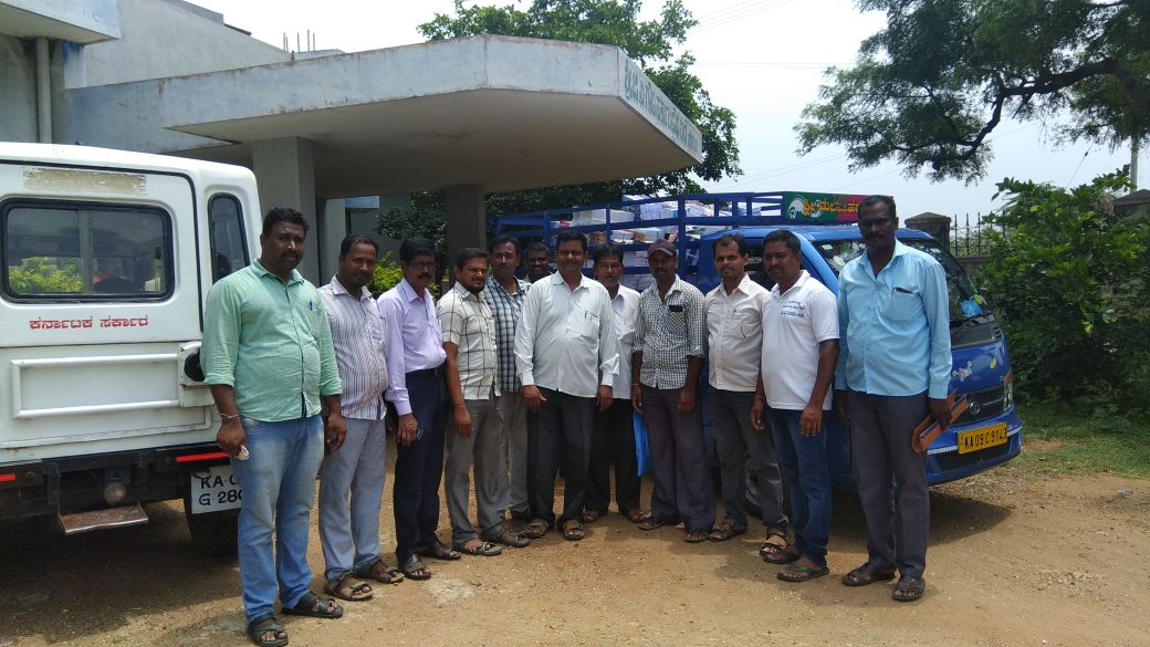 ಹನೂರು: ವಿದ್ಯಾರ್ಥಿಗಳಿಗೆ ಪಠ್ಯ ಪುಸ್ತಕ ವಿತರಣೆ ಕಾರ್ಯಕ್ರಮ