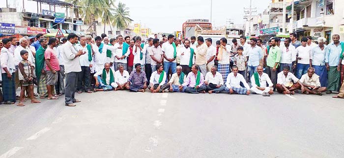 ಮಂಡ್ಯ : ತೂತುಕುಡಿ ಗೋಲಿಬಾರ್ ವಿರುದ್ಧ ರೈತರ ರಸ್ತೆತಡೆ
