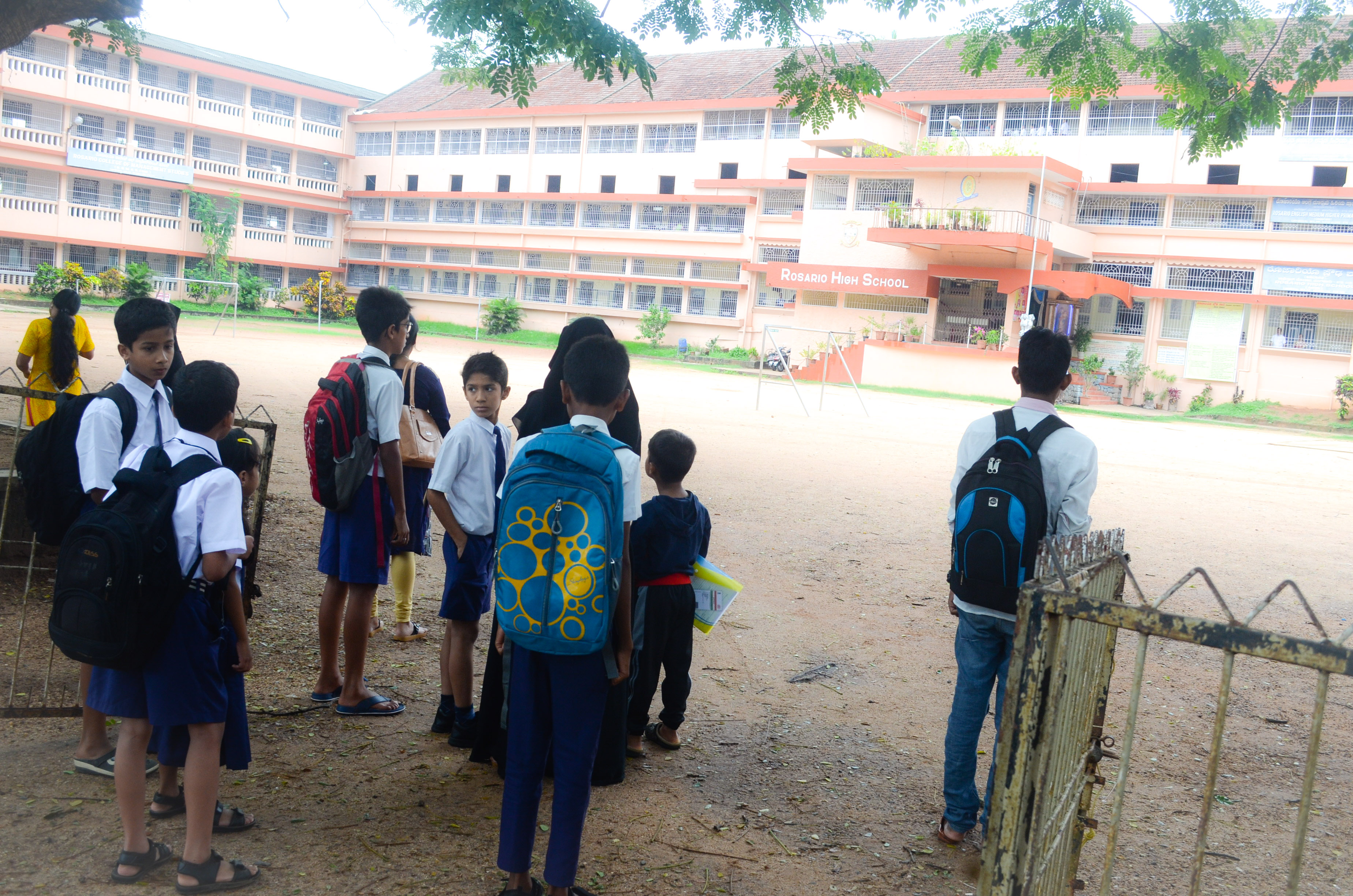 ದ.ಕ.ಜಿಲ್ಲೆ ಪುನರಾರಂಭಗೊಂಡ ಶಾಲೆಗಳಲ್ಲಿ ವಿದ್ಯಾರ್ಥಿಗಳ ಕಲರವ