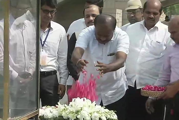 ಮಹಾತ್ಮ ಗಾಂಧಿ ಸಮಾಧಿಗೆ ಮುಖ್ಯಮಂತ್ರಿ ಕುಮಾರಸ್ವಾಮಿ ಪುಷ್ಪನಮನ