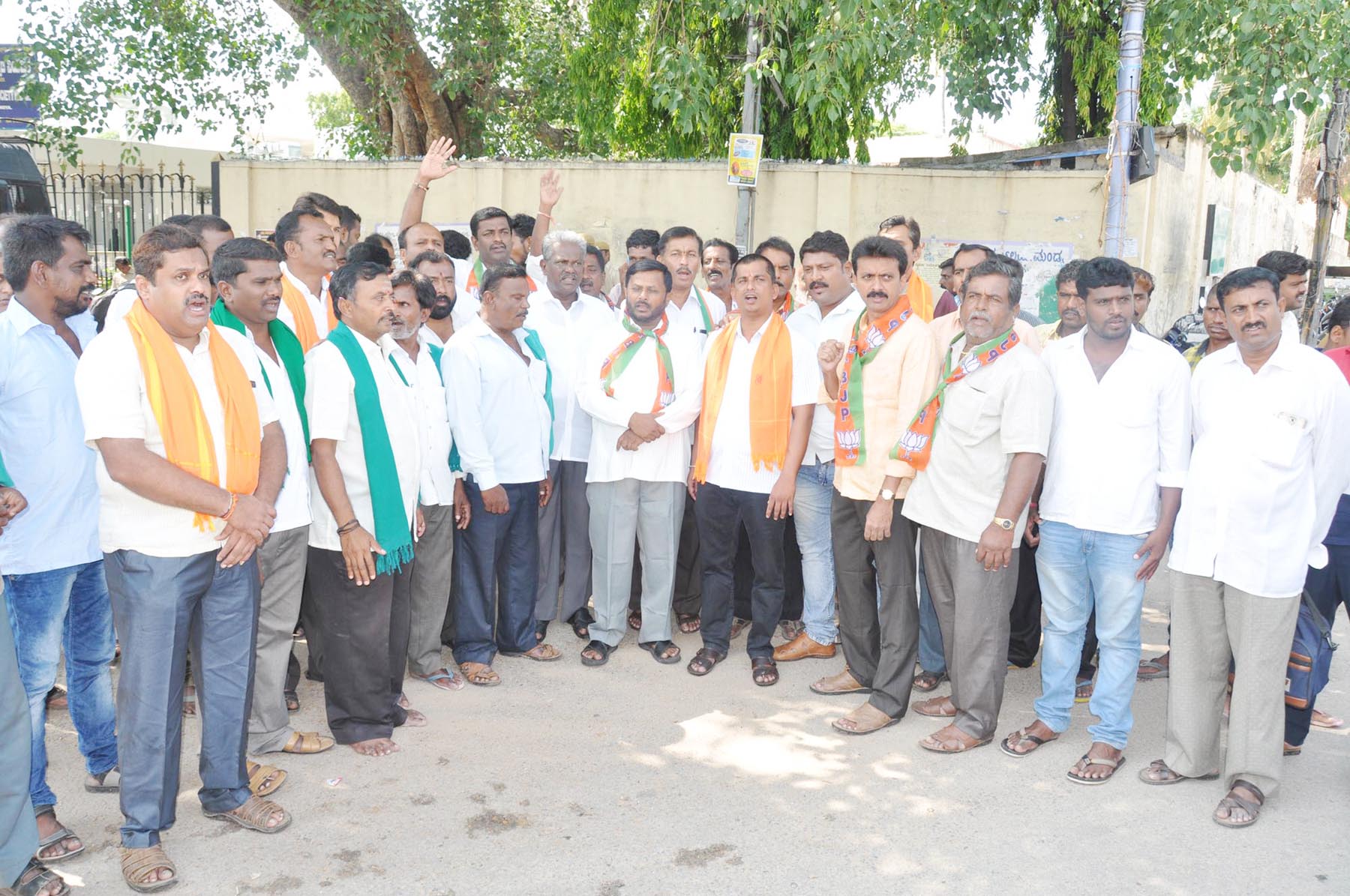 ಮಂಡ್ಯದಲ್ಲಿ ಬಂದ್ ಸಂಪೂರ್ಣ ವಿಫಲ: ಬಲವಂತ ಬಂದ್‍ಗೆ ಮುಂದಾದ ಬಿಜೆಪಿ ಕಾರ್ಯಕರ್ತರ ಬಂಧನ