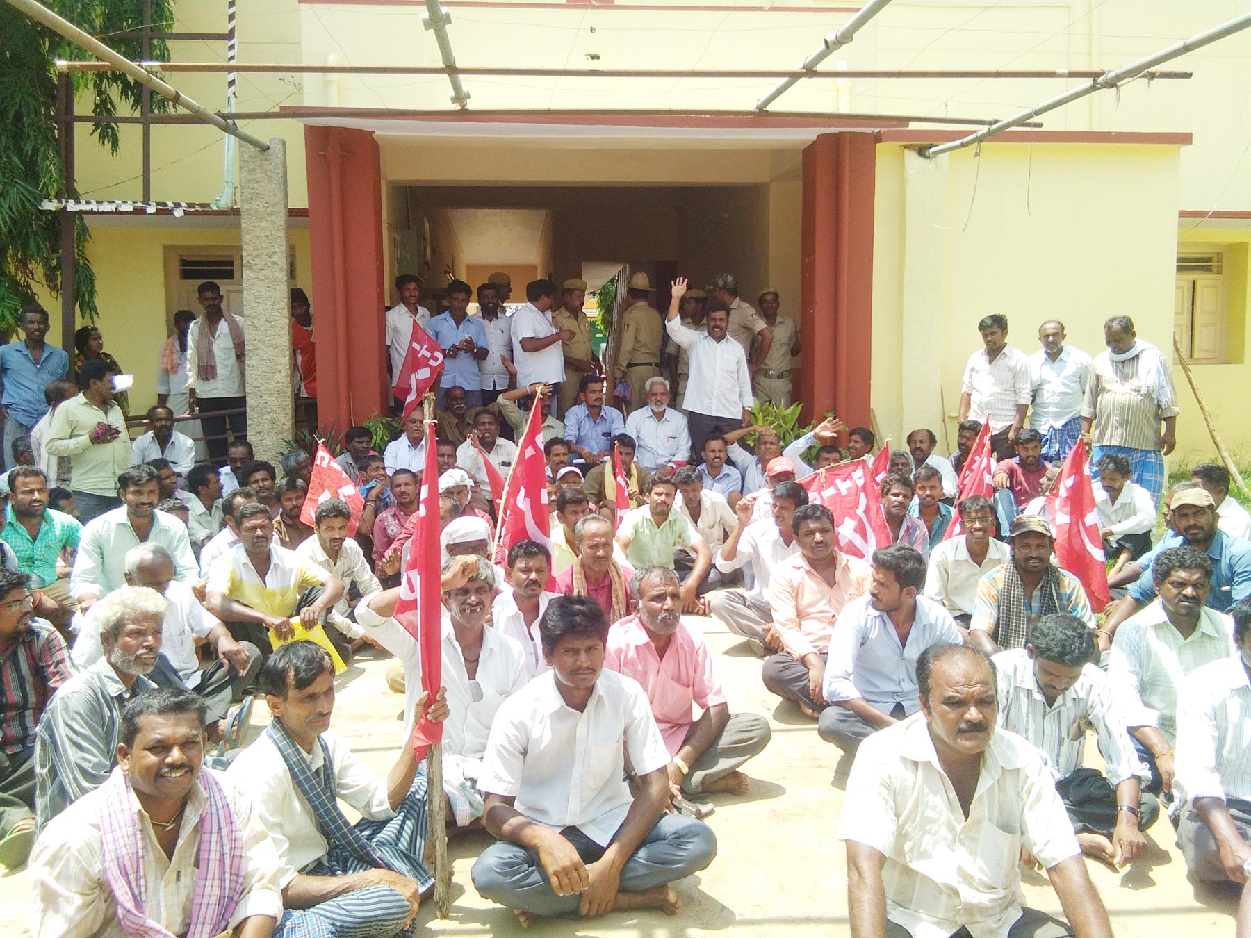 ನಾಗಮಂಗಲ: ಸೇವೆ ಖಾಯಂ, ವೇತನ ಬಿಡುಗಡೆಗೆ ಆಗ್ರಹಿಸಿ ಪ್ರತಿಭಟನೆ